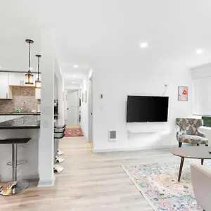Apartment Hillside In - Updated And Well Appointed.